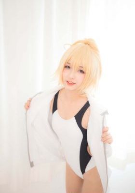 欧美黄色大衣美女照片_BD国语手机在线观看